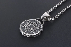 Détail du pendentif étoile hexagone rétro sur un collier vintage en acier inoxydable