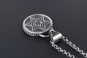 Détail macro du pendentif circulaire hexagramme rétro avec perles et chaîne texturée