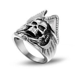 Vintage pirate skull ring in stainless steel with detailed devil horn hat and antique finish