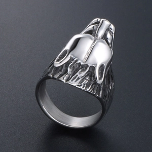 Gothic wolf head ring in polished stainless steel with detailed fur engraving