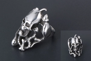 Détail macro de bague gothique avec crâne et serpent, finitions texturées et style punk rock