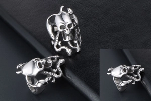 Détail macro d'une bague tête de mort gothique avec sculptures de serpents sur métal