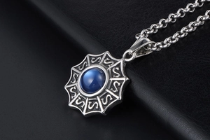 Vue macro d'un pendentif en titane argenté avec zircon bleu foncé et bord en forme d'étoile