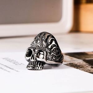 Men's punk skull ring in silver-black stainless steel with flame relief and vintage finish