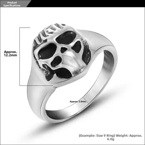 Vue détaillée d'une bague tête de mort punk avec finition vintage et mesures précises