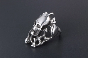 Macro détaillée d'un crâne gothique et d'un serpent sur une bague en acier vintage