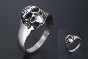 Vue détaillée d'une bague tête de mort punk en acier inoxydable avec finitions noires