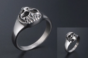 Détail de la bague crâne punk avec finition vintage noire et texture gravée précise