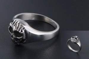 Vue latérale d'une bague tête de mort pour homme en titane avec détails punk en relief
