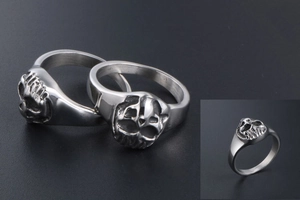 Détail de la bague tête de mort gothique en acier mat avec gaufrage de style punk