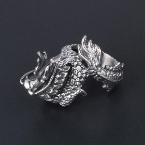 Retro Thai silver style men's dragon ring with detailed scales and vintage finish