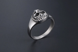 Détail d'une bague tête de mort style punk argentée avec finitions mates et vieillies