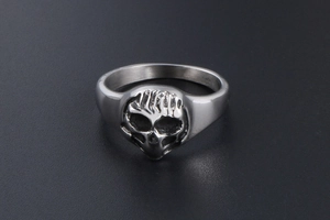 Vue macro du motif de crâne en relief sur une bague en acier de style punk rétro