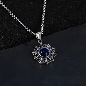 Pendentif rétro en acier titane avec motif soleil et pierre de zircon bleu