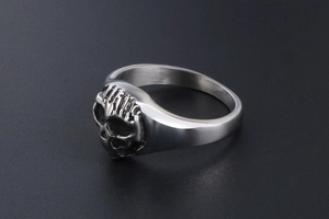 Vue de dessus détaillée de la bague punk tête de mort aux textures métalliques gravées