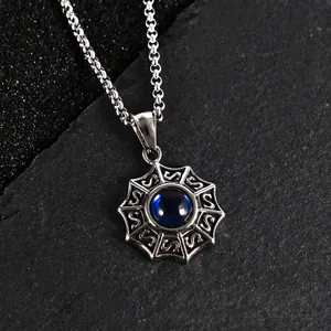 Pendentif rétro en acier titane avec zircon bleu sur fond de pierre noire