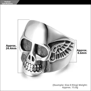 Détail macro de la bague tête de mort gothique avec ailes en acier inoxydable