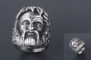 Dettaglio macro dell'anello gotico con finitura argento invecchiato e rilievi nitidi