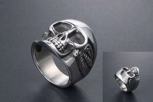 Vue détaillée de la bague crâne punk avec relief d'ailes et finition acier antique