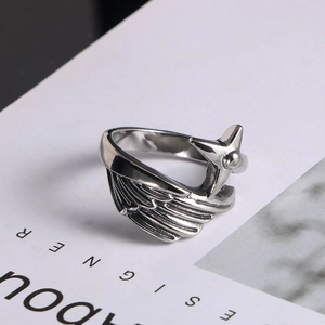 Vue détaillée d'une bague ailes d'ange en argent avec étoile et plumes gravées