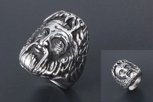 Dettaglio dell'anello punk gotico con ritratto di capo tribale in rilievo vintage