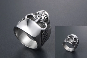 Vue macro de bague tête de mort punk avec détails d'ailes et finition acier poli brillant
