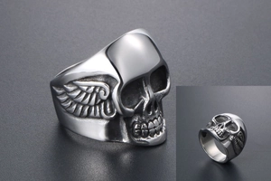 Vue macro de la bague tête de mort avec ailes en acier inoxydable vieilli