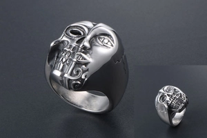 Vue détaillée d'une bague punk en acier inoxydable avec des reliefs de crânes sculptés