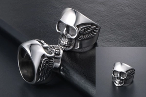 Détail du relief d'ailes et crâne sur bague punk en acier inoxydable pour homme