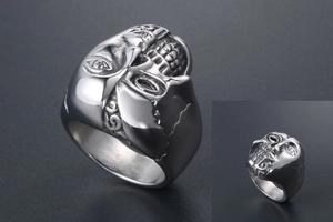 Vue détaillée de la bague gothique en acier inoxydable avec visage et crâne, angles variés