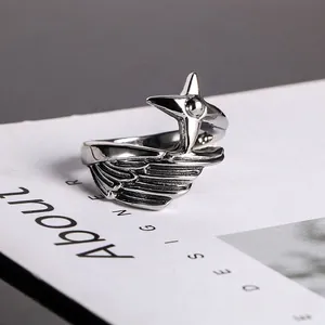 Bague Ailes d'Ange en Acier Titane pour Hommes Avec Textures d'Étoile et de Plume Bijoux Style Punk Gothique