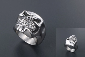 Detail view of bearded skull ring with vintage silver finish and heavy metal texture