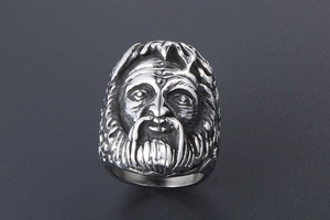 Dettaglio ravvicinato dell'anello gotico argento con incisione del viso barbuto