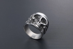 Vue de dessus détaillée d'une bague tête de mort punk rock avec orbites noirci