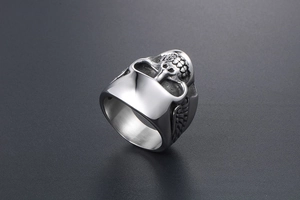Vue détaillée d'une bague tête de mort punk avec motifs d'ailes en argent vintage fini