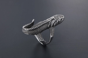 Macro shot of the detailed vintage punk lizard ring showing realistic scale textures