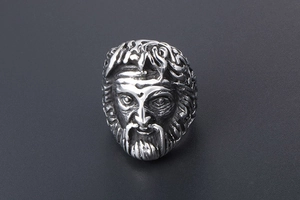Vista macro dell'anello gotico in acciaio inossidabile con scultura dettagliata di teschio
