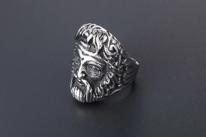 Dettaglio dell'anello gotico con teschio e incisioni in metallo ossidato vintage