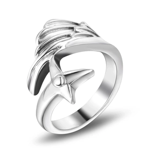 Bague pour hommes en acier titane avec ailes d'ange et motif de plume gravé