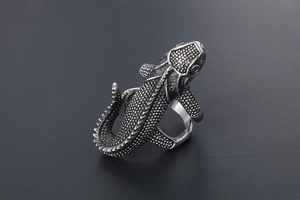 Detailed close-up of retro silver lizard ring featuring realistic scale texture and punk style