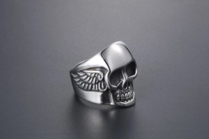 Vue macro détaillée d'une bague tête de mort avec ailes en acier au style gothique