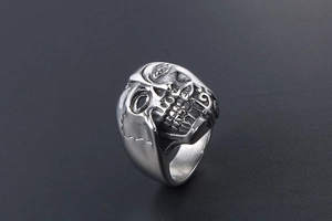 Vue détaillée de la bague crâne double face avec des motifs gravés de style vintage