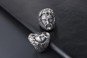 Dettagliata macro di anelli teschio punk rétro con finitura argento vintage e texture incise