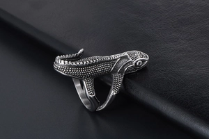 Close-up of vintage punk lizard ring with detailed scales and silver finish on leather