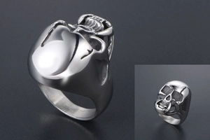 Detailed macro view of punk skull ring featuring polished steel and vintage aging effects