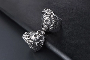 Dettaglio macro dell'anello con rilievo Zeus gotico in acciaio al titanio vintage e nero