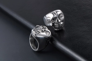 Macro d'une bague en acier inoxydable avec design double face visage et crâne