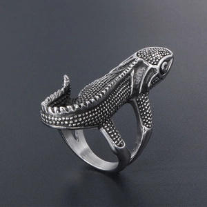 Punk vintage lizard ring in titanium steel with detailed scales and silver finish