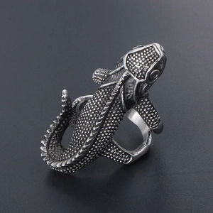 Retro punk lizard ring in stainless steel with detailed skin scales and bionic design