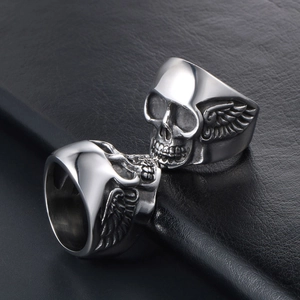 Bague gothique punk en acier titane avec tête de mort et ailes, finition vintage sur cuir